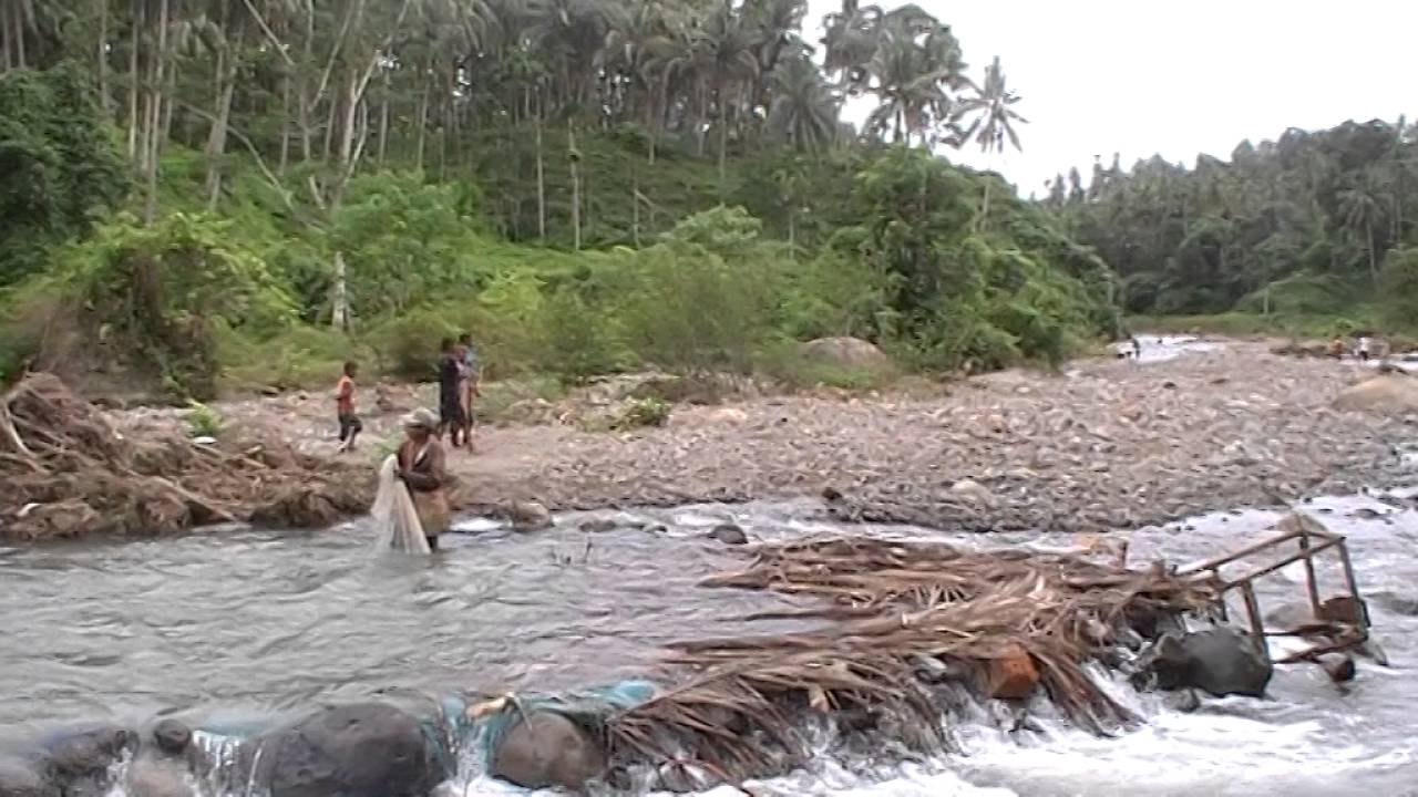 CARA TRADISIONAL MENANGKAP IKAN DI SUNGAI GERINGGING - YouTube