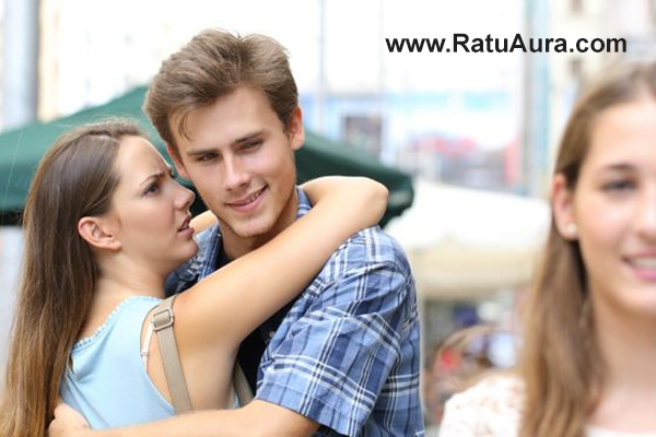 Biarkan Saja Suami Lirik Wanita Lain, Lakukan Cara Ini Dijamin Dia Setia